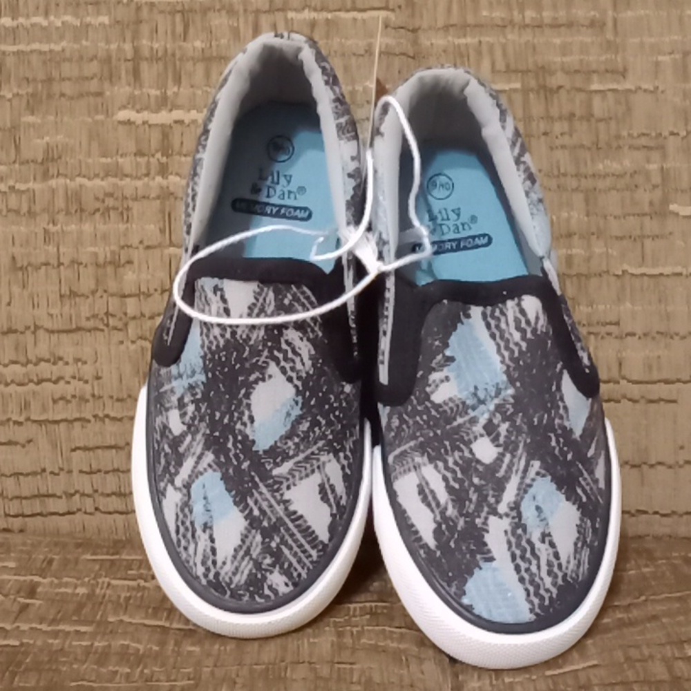 #542Brand new Lily&Dan Memory Foam Canvas Slip On Children's Shoes.9/10